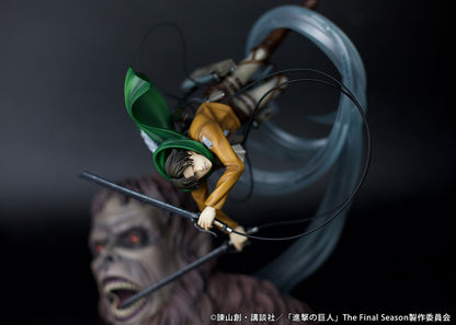 PRE ORDER – SCALE FIGURE LEVI VS BEAST TITAN VER.