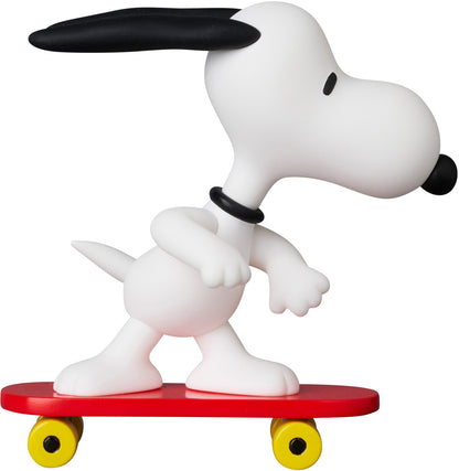 PRE ORDER – UDF PEANUTS SERIES 17 : SKATEBOARD SNOOPY